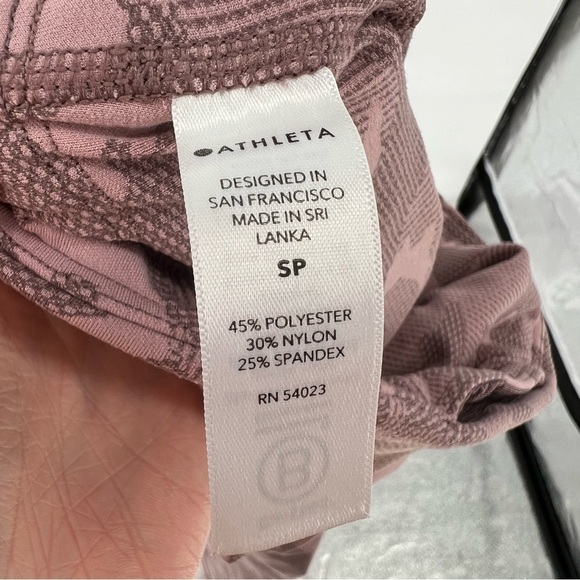 Athleta Ultimate Stash Pocket Texture Camo Capri - Picture 12 of 16